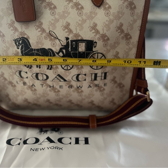 Beautiful Coach bag. - Picture 8 of 14